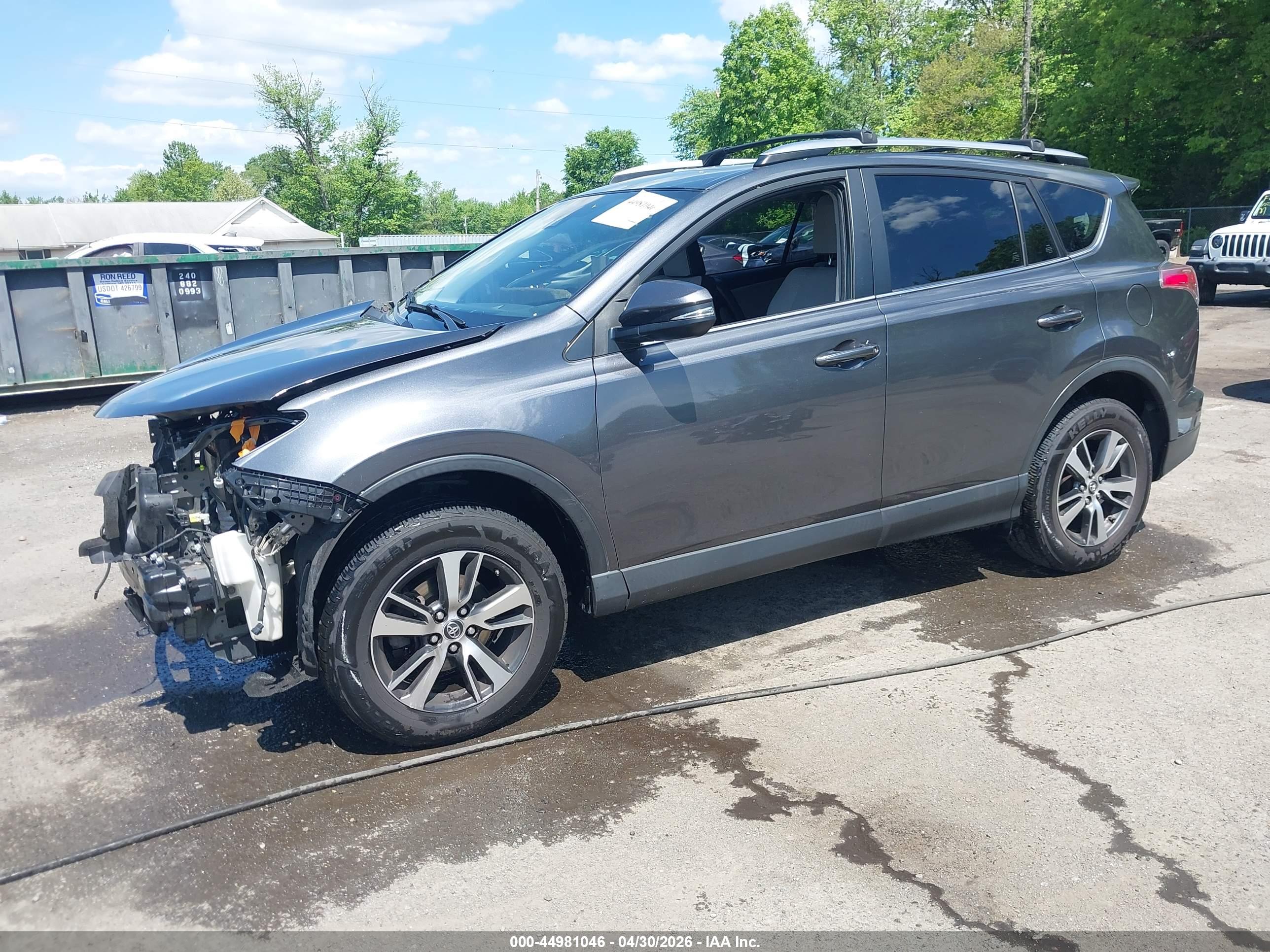 2018 TOYOTA RAV 4 — VIN JTMRFREV3JD254939 — photo 2